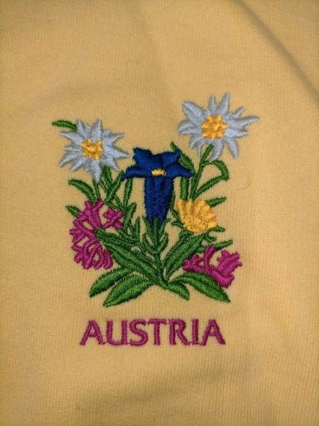 オーストリア製花柄刺繍トレーナー　Sサイズ　黄色